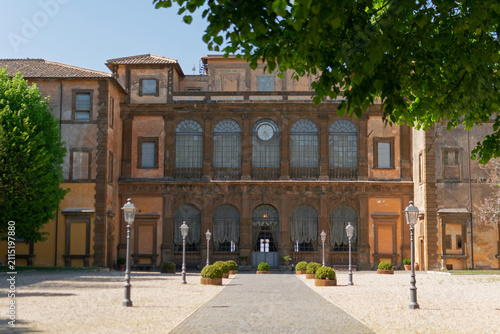 фотографія Wide shot of the historic courtyard and grand facade of Villa Mondragone in Ital