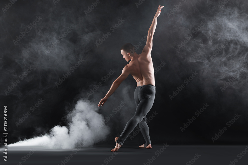 Foto Professional dancer practicing moves on black background with smoke, back view