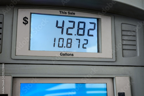 Foto Close-up of a digital gas pump display showing a total sale with gallons pumped at a fueling station, illustrating fuel consumption costs