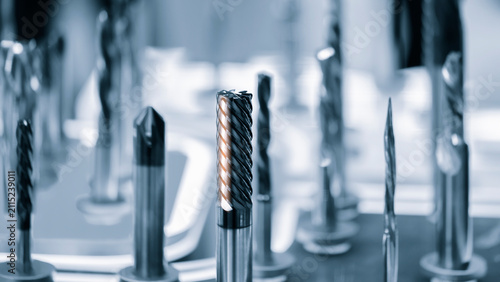 Fotografía industrial drilling milling metal cutting tool with carbide cutter insert in workshop