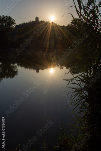 Torre riflessa nello stagno al tramonto