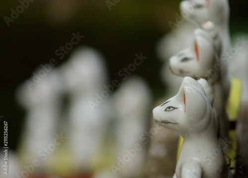фотографія Close up of small white fox figures representating the Japanese shinto god Inari