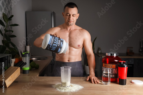 Handsome muscular man pouri...