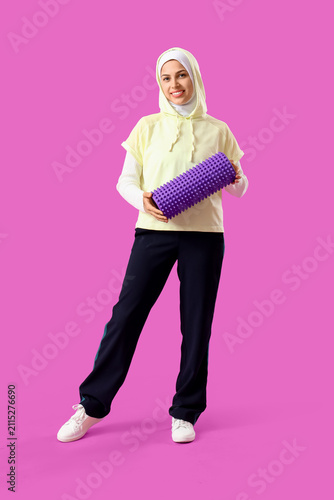 Sporty Muslim woman with fo...