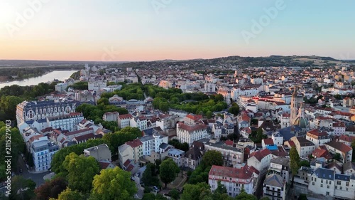 Vue aérienne par drone du centre-ville de Vichy au coucher du soleil