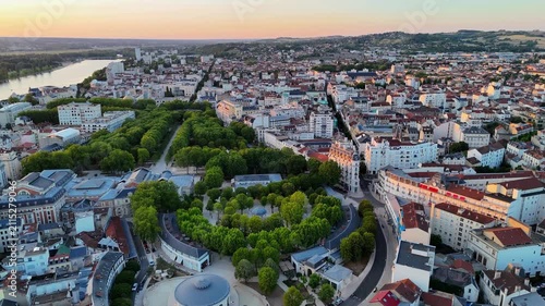 Vue aérienne par drone du centre-ville de Vichy au coucher du soleil