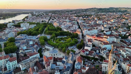 Vue aérienne par drone du centre-ville de Vichy au coucher du soleil