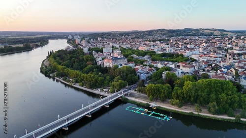 Vue aérienne par drone du centre-ville de Vichy au coucher du soleil