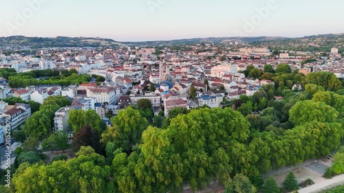 Vue aérienne par drone du centre-ville de Vichy au coucher du soleil