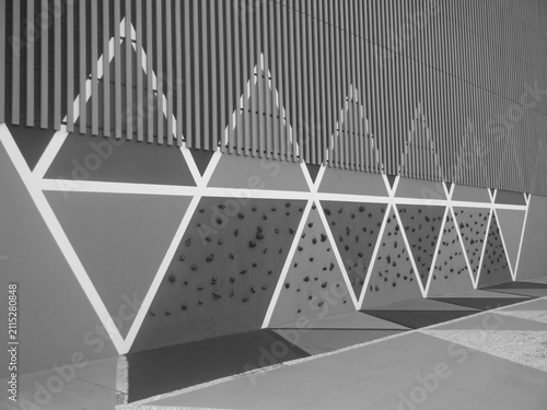 Konstfotografi Pared con dibujo geométrico y presas para escalar