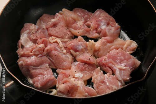 鳥もも肉を焼いている様子