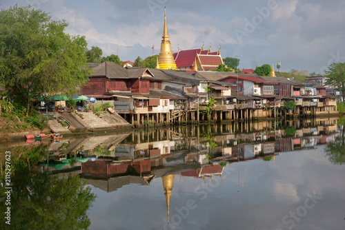 Canvastavla Chanthaburi, le reflet de ses anciennes maisons sur pilotis dans les eaux calmes de sa rivière, Thaïlande