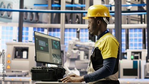 Φωτογραφία An engineer uses computer software to oversee solar panel production equipment while maintaining photovoltaic assembly systems in an automated industrial plant