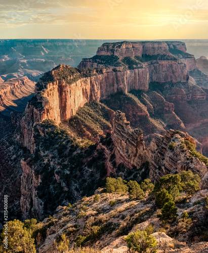 Foto Warm sunset light illuminates sandstone cliffs and buttes in Grand Canyon National Park, Arizona