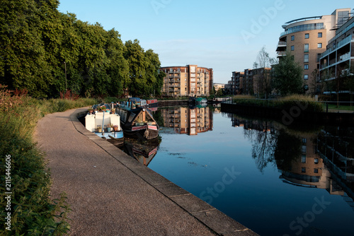 Cuadro en lienzo London canal with houseboats and modern apartments reflecting in water