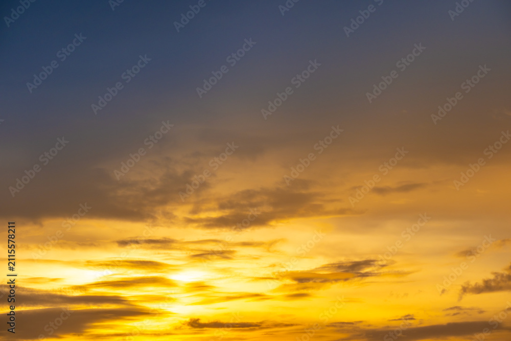 Fototapeta premium Enjoy panoramic views of the skyline . Sunset in the evening sky with colorful clouds and beautiful cloud patterns Amidst the soft golden light 