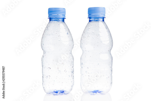 Foto Two clear plastic mineral water bottles with blue caps and fresh water drops isolated on a pure white background