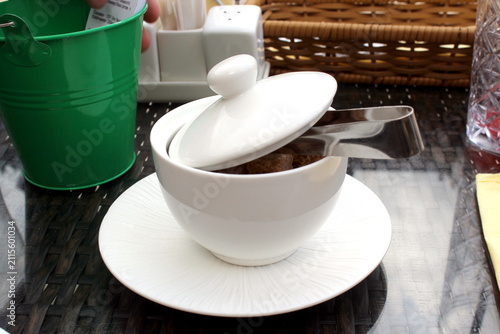 Foto There is lump sugar in the sugar bowl with special tongs.