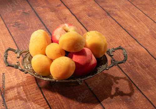 Obraz na płótnie Closeup of nectarine and apricot in a vase
