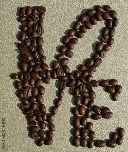 Konstfotografi Schriftzug LOVE aus Kaffeebohnen