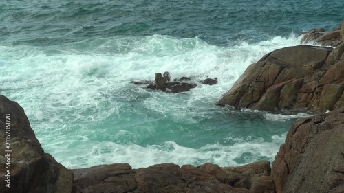 Detalle de un acantilado en la costa de A Coruña, con rocas escarpadas frente al océano Atlántico y un paisaje litoral de gran fuerza natural.