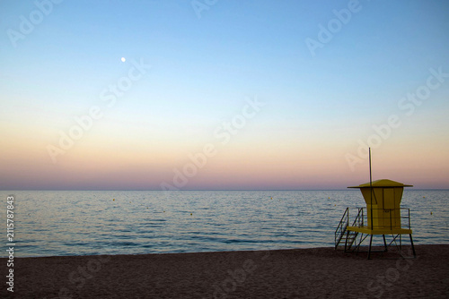 Poste de secours au crépuscule sur une plage de Lloret de Mar