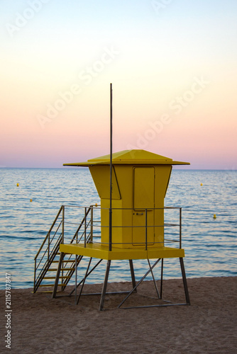 Poste de secours au crépuscule sur une plage de Lloret de Mar