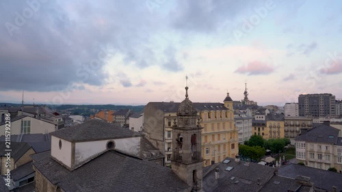 Vista panorámica de la ciudad de Lugo con timelapse de nubes sobre el casco urbano, mostrando el horizonte, los edificios y el carácter histórico de la ciudad gallega.