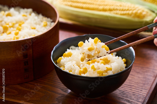 とうもろこしご飯 おひつと茶碗に盛った夏の炊き込みご飯
