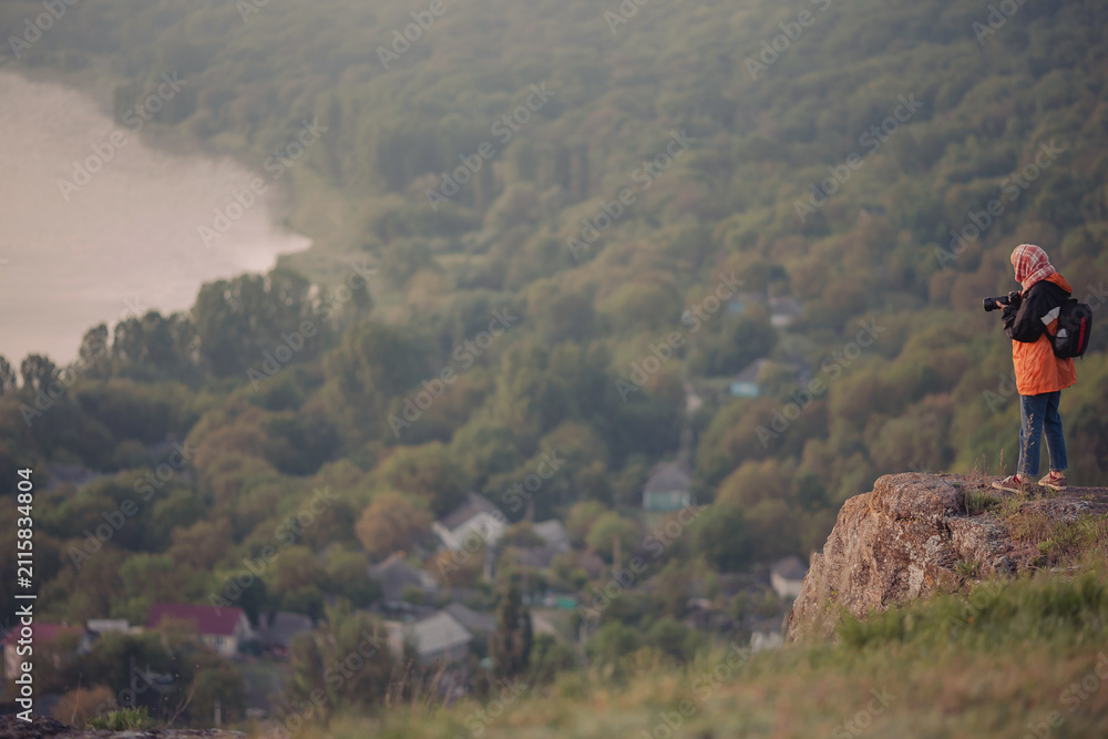 Fototapeta premium Capturing the beauty of nature from a rocky vantage point at sunset