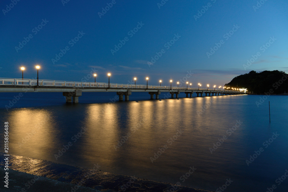 Obraz premium 【竹島】夕暮れの竹島橋に街灯が灯る