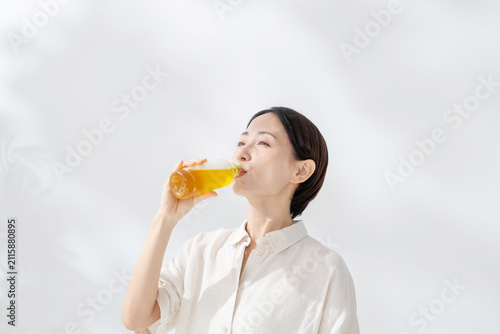 Konstfotografi ペットボトルのお茶を飲む女性