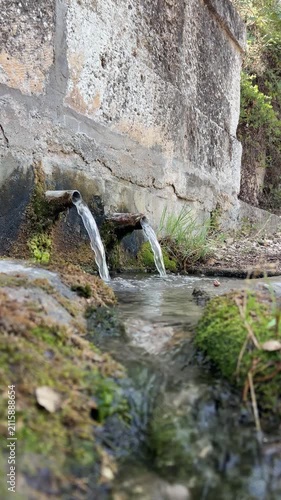 fuente antigua con doble caño y gran caudal de agua limpia