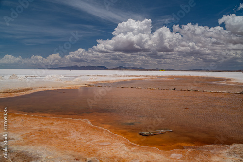 Konstfotografi The Uyuni Desert, also known as the Salar de Uyuni, is the world's largest salt flat, located in southwestern Bolivia