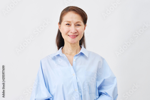 白背景の笑顔の女性