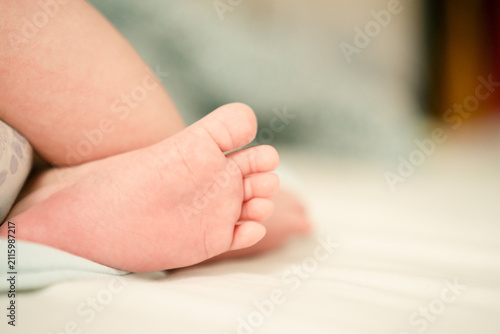 фотографія A newborn infant rests with tiny toes and gentle skin in closeup, delicate foot details on white background