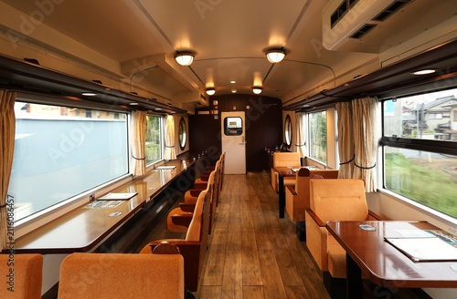 観光列車車内の内装がおしゃれな座席やテーブル