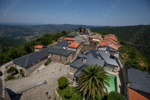 Foto The historic centre of Castro Caldelas in Ourense, Galicia, Spain, as seen from