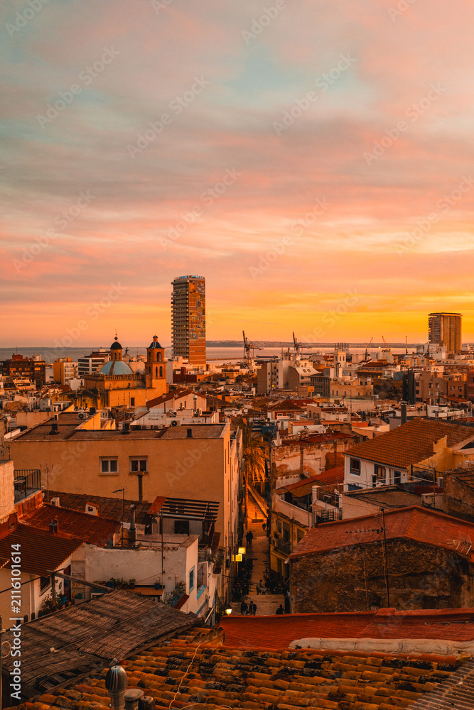 Obraz premium Sonnenuntergang über der Altstadt von Alicante mit Blick auf den Hafen