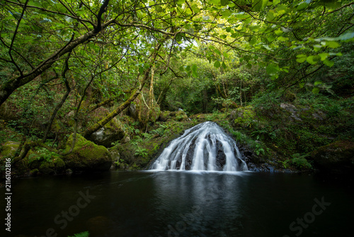 Foto Idyllic waterfalls on the River Edo in Castro Caldelas, Ourense, Galicia, Spain