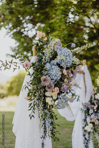  Bouquet de fleurs décorant l'arche de la cérémonie laïque