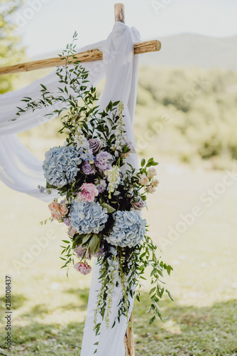 Décoration florale pour l'arche de la cérémonie laïque