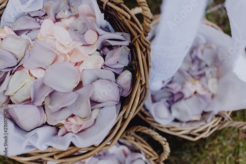 Corbeille de pétales de fleurs violets à destination des mariés