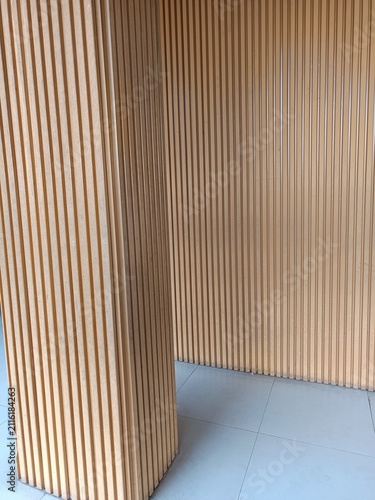 Konstfotografi Wallpaper berbentuk garis vertikal di suatu ruangan