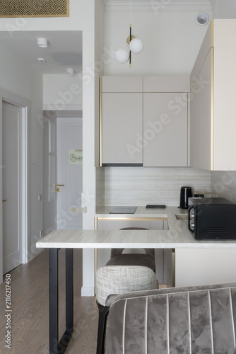 Bild auf Leinwand Contemporary small studio apartment featuring a functional kitchen area with lig