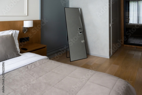 Bild auf Leinwand Interior of a contemporary hotel room featuring a comfortable king size bed with