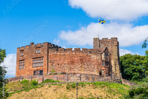 Fotografía View looking up to Tamworth castle situated on a hill with the Mercia flag flyin
