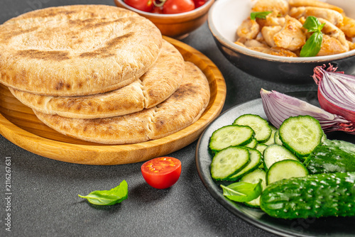 Foto Mediterranean Pita Bread with Chicken and Fresh Vegetables