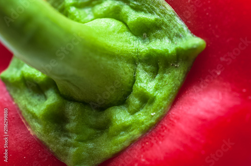rote Paprika liegend auf dem Küchentisch