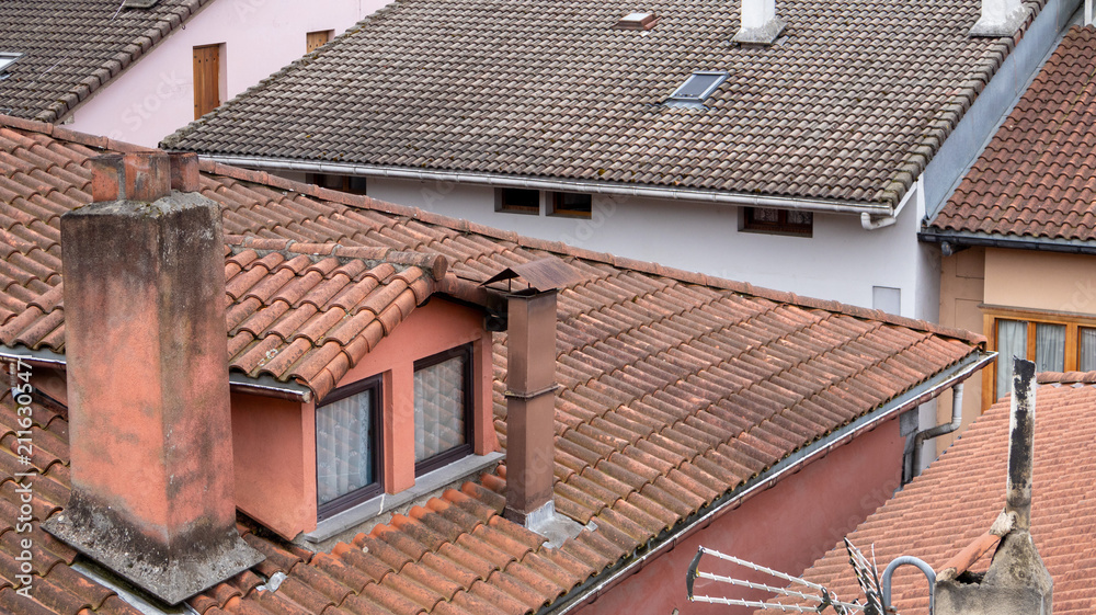 Obraz premium Tejado con chimenea y buhardilla